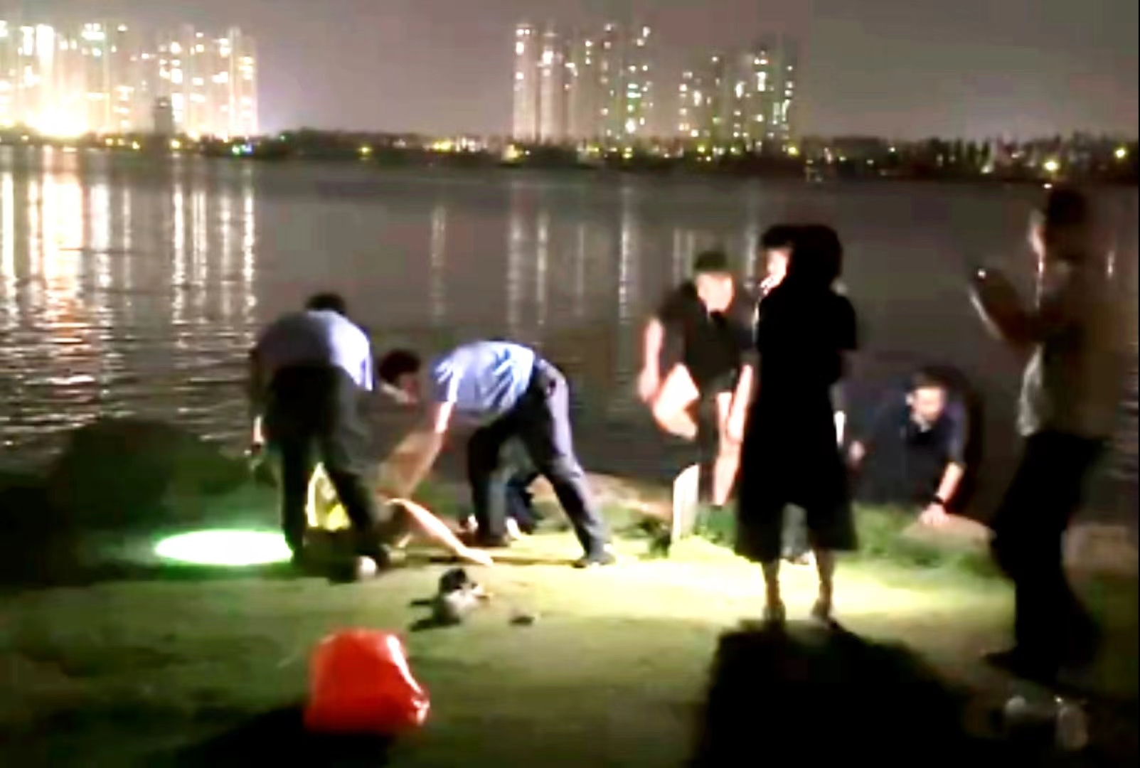 <b>12分钟！危急时刻，汨罗江边警民携手共同托起落水女孩</b>