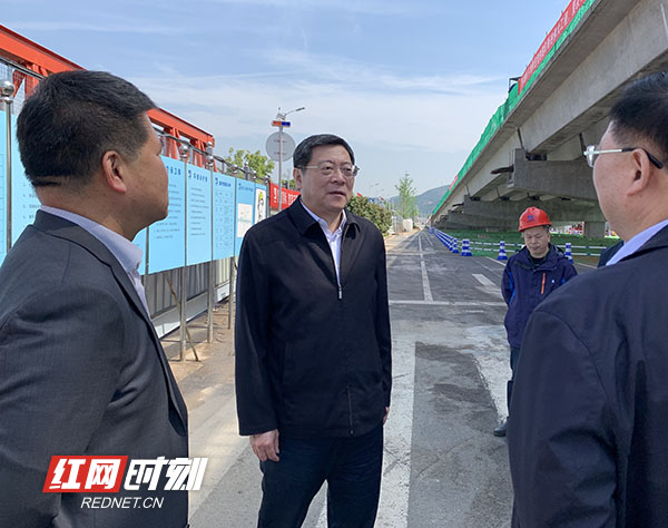 杜家毫在芙蓉大道与昭华路跨线桥施工现场考察芙蓉大道快速化改造项目建设情况。.jpg