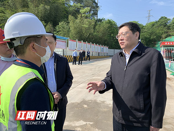 杜家毫在长株潭轨道交通西环线巡抚路站考察项目建设情况.jpg