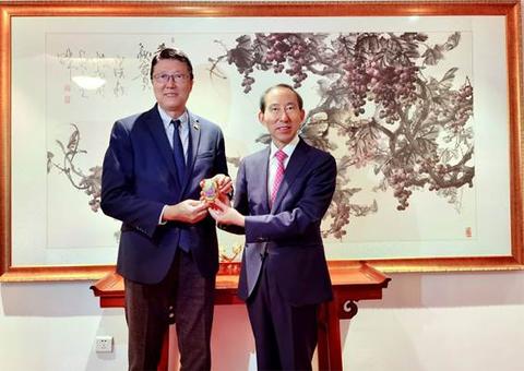 龙宇翔与牙买加驻华大使邱伟基亲切会见