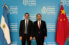龙宇翔与阿根廷驻华大使牛望道亲切会谈