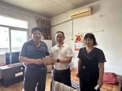 <b>文艺路地区组政协委员端午节慰问“一对一帮扶”困难群众</b>
